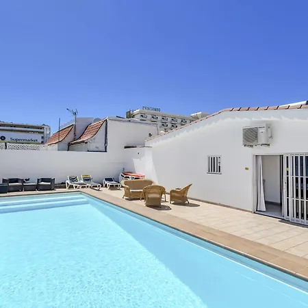 Con Piscina Privada 度假居