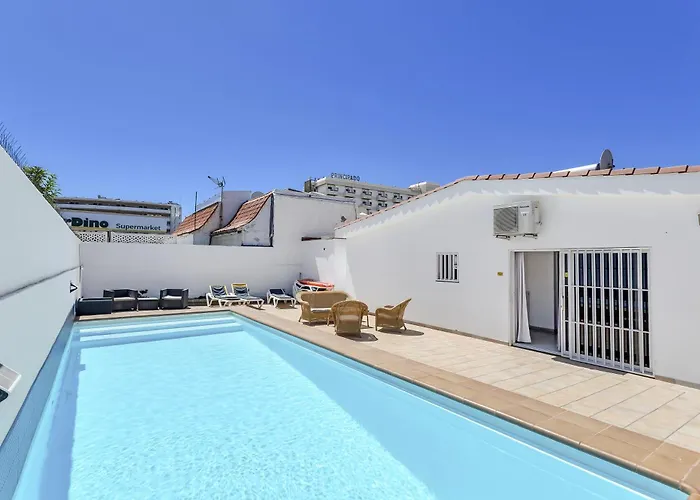 Con Piscina Privada بيت للعطل